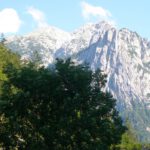 Gegenüber liegen die Steilflanken der Reiteralm