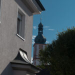 Zwischen Dach und Baum ist Platz für einen Kirchturm