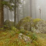 Marterl am Wirtshaus im Nebel Marterl am Wirtshaus im Nebel