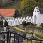 Urnenreihe auf dem Hohenfelser Friedhof