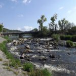 Naturnahes Flussbett unterhalb des Wehrs