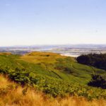Nach Süden wird das Gelände extrem flach und dicht besiedelt, im Hintergrund kann man bereits Edinburgh erahnen