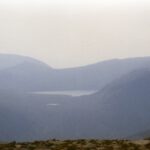 Loch Etchachan, rechts hinten Ben Macdui, der zweithöchste Berg Schottlands und über einen Rücken mit dem Cairn Gorm verbunden