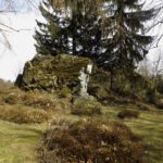 Heiligenstatue hinter dem Kreuzweg