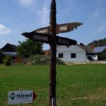 Kunstvoller Wegweiser in Thanstein