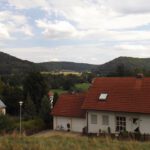 Rechts der Wolfsberg, auf dem eine keltische Ruine steht