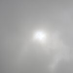 Ab und zu deutet die Sonne ihre Existenz an Ab und zu deutet die Sonne ihre Existenz an