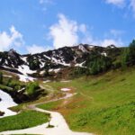 Reste der Beschneiung lagen noch am Wegrand (oder besser Straßenrand?)