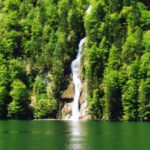 Auf beiden Seiten ergießen sich Wasserfälle direkt in den Königssee Auf beiden Seiten ergießen sich Wasserfälle direkt in den Königssee