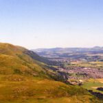 Die Hillfoot Villages, links der Rücken zum höchsten Ochil, dem Ben Cleuch