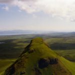 Dieser markante vorgelagerte Hügel ist erreichbar, wenn man am Fuß der Felskante quert (T3) Dieser markante vorgelagerte Hügel ist erreichbar, wenn man am Fuß der Felskante quert (T3)