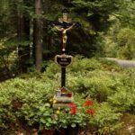 Frische Blumen am Marterl beim Abzweig zur Hauswaldkapelle