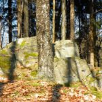Der Buchberg-Gipfelfelsen ohne Schnee und von der anderen Seite