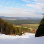 Sitzambuch und der Skihang. Das Auto steht hinter den Bäumen neben dem Lifthaus