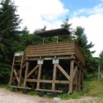 Der Turm am Rennsteig, der den Gipfel simulieren soll. Rechts dahinter ginge es zum tatsächlich höchsten Punkt, der aber offiziell nicht betreten werden darf
