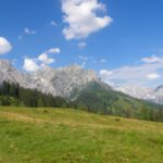 Weiter geht es über Almwiesen vor dem Hagengebirge