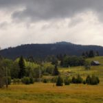 Hinter Stožec erhebt sich der gleichnamige Berg