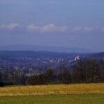 Hinter Neustadt mit der Felixkirche ist der Steinwaldrücken erkennbar