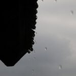 Es hat in der Nacht bis ins Tal geschneit, deswegen tropft es jetzt zur Mittagsstunde