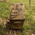 Kunstwerk am Wegrand