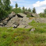 Nebenan liegen noch ein paar Brocken herum