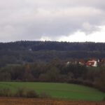 Gegenüber zeigt sich die Wallfahrtskirche Vierzehn Nothelfer
