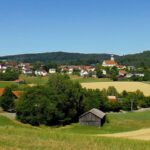 Stamsried mit dem Feriendorf im Vordergrund