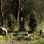 Marterl mit Vorgarten