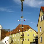 Stolz steht der Kirwabaum vor der Brauereiwirtschaft