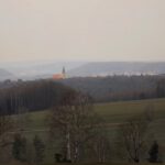 Kirche Wackersdorf vor den Schwandorfer Stadtbergen
