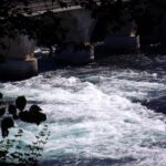 Durchblick zum Strudel vor der Eisenbahnbrücke