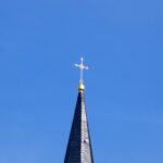 Das extravagant positionierte Gipfelkreuz Das extravagant positionierte Gipfelkreuz