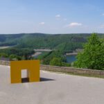 Viele Inseln im halbleeren Urftstausee, im Vordergrund ein Teil des Internationalen Platzes Vogelsang