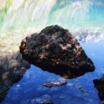 Umspiegelter Findling im Obersee Umspiegelter Findling im Obersee