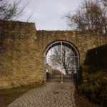 Vor verschlossenem Tor