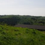 Blick Richtung Wüstung Wollseifen, das während der Nutzung des Geländes als belgischer Truppenübungsplatz geräumt wurde und jetzt von der Burg aus bequem erwandert werden kann