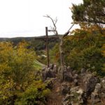 Das Gipfelkreuz steht da, wo man es auch vom Tal aus sieht