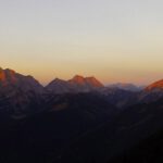 Die Karwendelgipfel haben bereits Sonne, die Soiernspitze ebenfalls