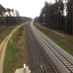 Erst geht es über die Eisenbahn