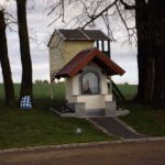 Marterl mit Rückgebäude