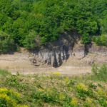Die Felsen am Stauseeufer sind so brüchig, dass der Wanderweg mit Zäunen gegen Steinschlag geschützt wird