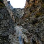 Ein Wasserfall versperrt den Weiterweg. Mit Kletterei ginge es schon weiter, aber nicht ohne nasse Füße