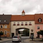 Markttor mit Radlträgerdenkmal