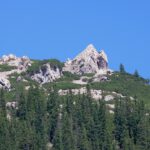 Hier könnte man wohl schön klettern, wenn man denn dürfte (es ist aus kommerziellem Interesse der Seilbahnbetreiber verboten)