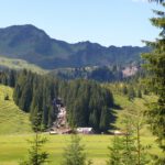 Melköde (unten) und die Fahnenstangen der Schwarzwasserhütte (darüber)