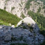 Es geht steil hinab, neben dem Weg noch mehr