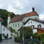 Zwei verschiedene Kirchen: hinten nur St. Michael, vorne ist zusätzlich noch der heilige Franziskus dabei