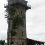 Alter Aussichtsturm, das einzige Gebäude, welches nicht zu militärischen Zwecken errichtet wurde (auch wenn es mit Sicherheit während des Kalten Krieges diese Nutzung hatte)