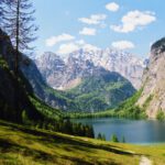 Den besten Blick auf die Watzmann-Ostwand aus einer Tallage hat man wohl von der Fischunkelalm über den Obersee Den besten Blick auf die Watzmann-Ostwand aus einer Tallage hat man wohl von der Fischunkelalm über den Obersee