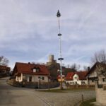 Dorfplatz Obermurach mit Kirwabaum